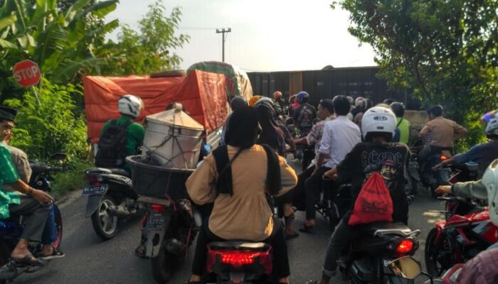 Kereta Api Melintas, Absensi Pegawai Terganggu