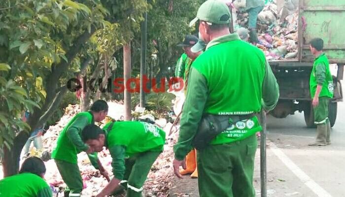 Respon Keluhan Masyarakat, TRC DLH OKU Angkut Sampah dari Pembuangan Sampah Liar