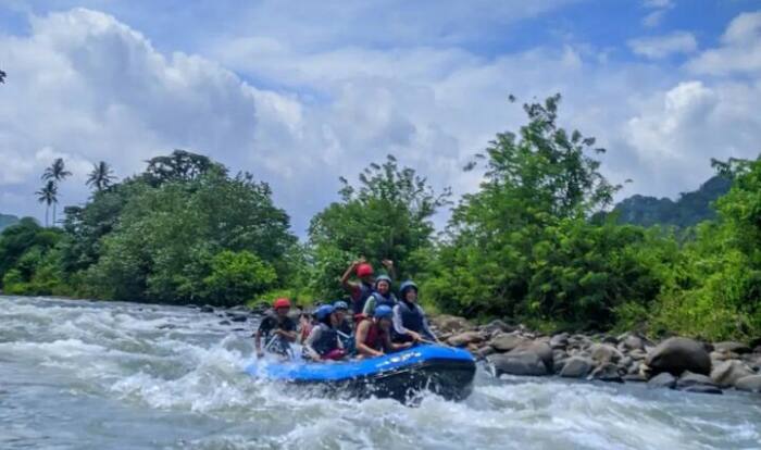 Penikmat wisata rafting.