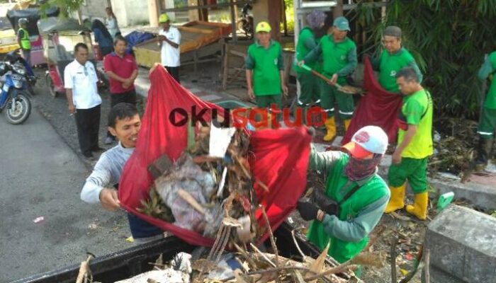 Sampah Numpuk di Tebing Drainase, Taslim : Harus Pakai Tali