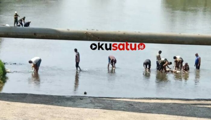 Waduh! Warga Bersihkan Jeroan Sapi Hewan Kurban ke Sungai Ogan