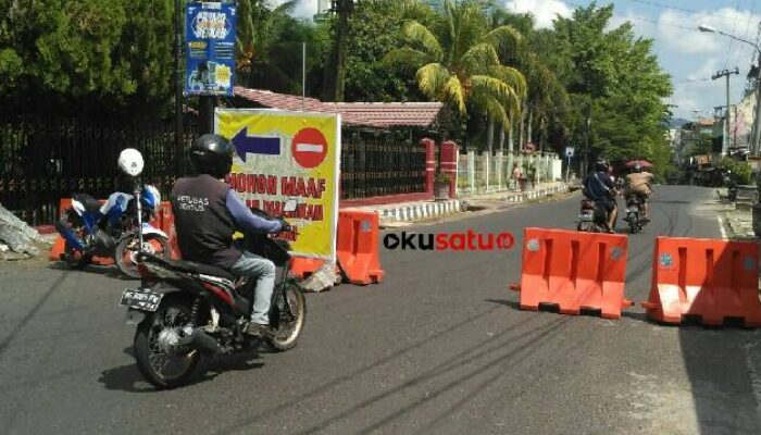 Jalur Pasar Atas Baturaja di Blokir