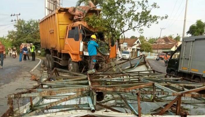 Kecelakaan, Fuso Tubruk Pohon dan Baliho