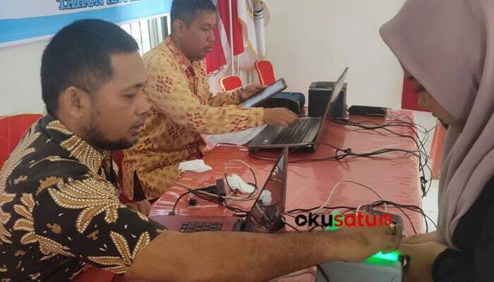 Dukcapil Jemput Bola, 68 Warga Desa Marta jaya Rekam Data Kependudukan