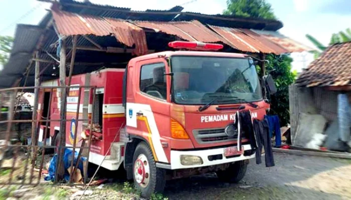 Harga Milyaran, Mobil Damkar OKU Timur Jadi Tempat Jemur Pakaian, Garasinya Mirip Kandang Sapi