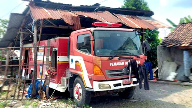 Beginilah Kondisi mobil Pemadam Kebakaran OKU Timur yang terlihat mangkrak, bagian depannya jadi tempat jemuran. Foto/istimewa