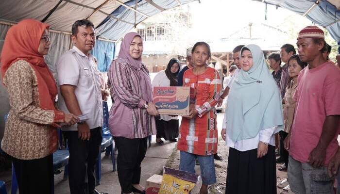 Ketua PKK OKU Hj Zwesti Karenia Teddy  Santuni Korban Kebakaran di Kemalaraja