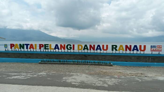 Pantai Pelangi Danau Ranau