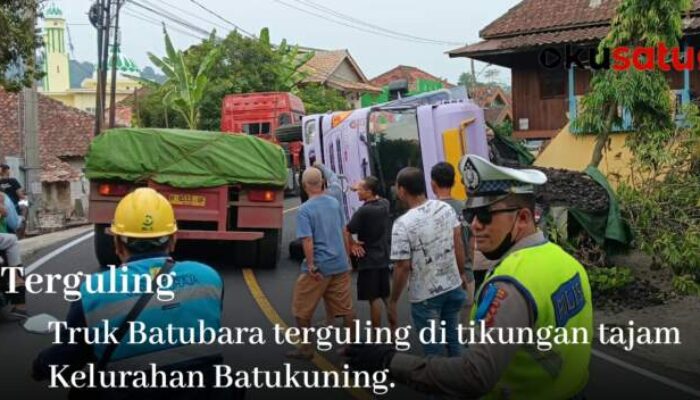 Truk Batubara Terguling di Batukuning, Lalulintas Kendaraan jadi Kerok