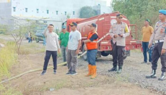 Kebakaran Lahan Ilalang di Dekat Pasar Induk Batukuning