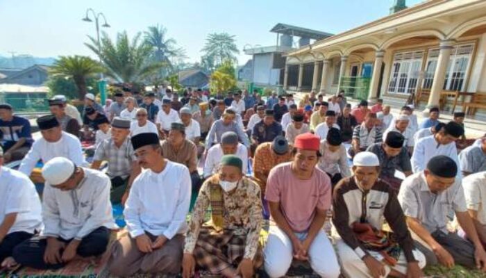 Jamaah Masjid Al-Qohar Baturaja Permai Salat Istisqo