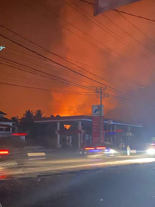 Kebakaran panglong tak jauh dari SPBU Kemelak (foto okusatu.id)