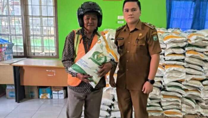 Bantuan Beras Gratis Dibagikan ke 264 KK di Kelurahan  Sekarjaya