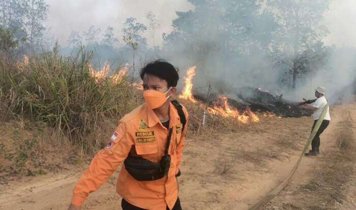 Satgas Karhutlah Tempur Lawan Kobaran Api