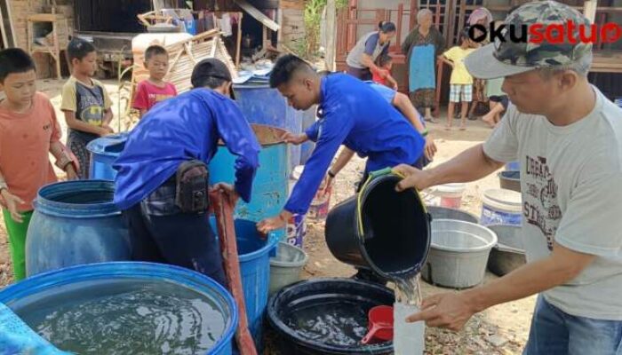 Damkar OKU Suplai Air Bersih ke Desa Tanjung Kemala