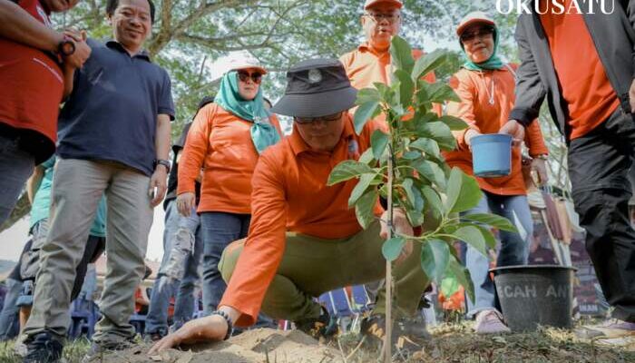 Tanam Pohon dan Tebar Benih Ikan, H Teddy : Sumbangsih IKA SMANSA untuk Kelestarian