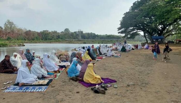 Warga Keban Agung Gelar Sholat Istisqo’ di Wisata Tepian Sungai