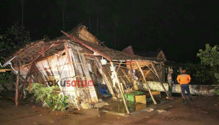 Pohon Tumbang Timpa Rumah Warga OKU Selatan,  Nyaris Makan Korban