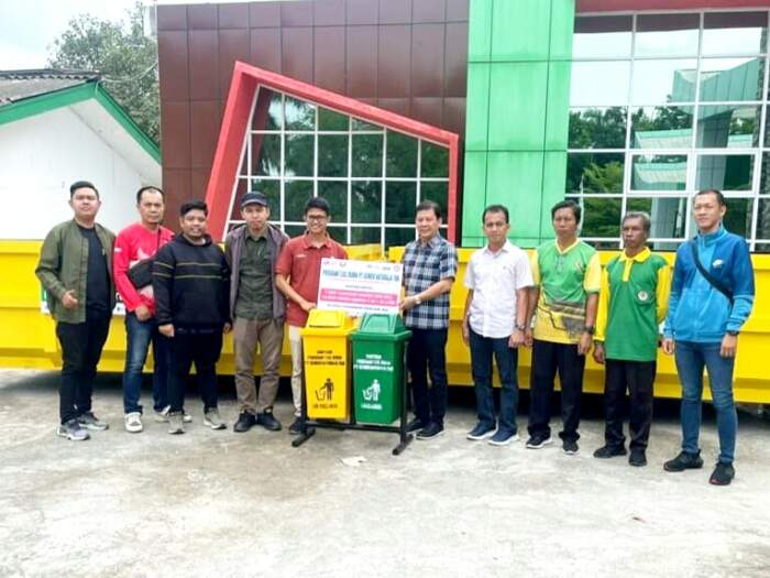 Semen Baturaja Serahkan Bantuan 3 Kontainer Dan 15 Kotak Sampah Ke