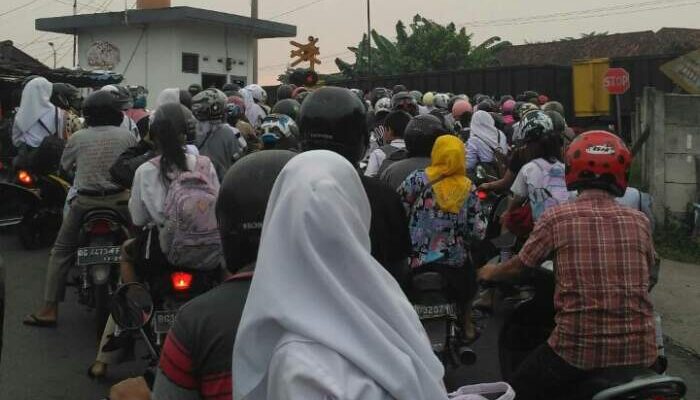 Perlintasan Kereta Api Saung Naga Kacau, Warga Minta Petugas Atur Lalin