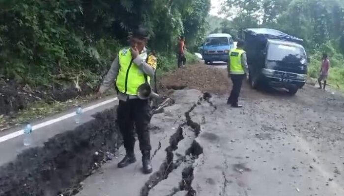 Jalan Nasional di Gunung Meraksa Turun 60 CM, Lalin di Simpang Meo Terganggu