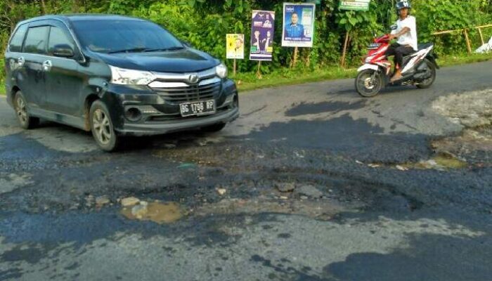 Lavor Pak !!! Pertigaan STM Rusak Parah, Pernah Diperbaiki Warga Tapi Rusak Lagi