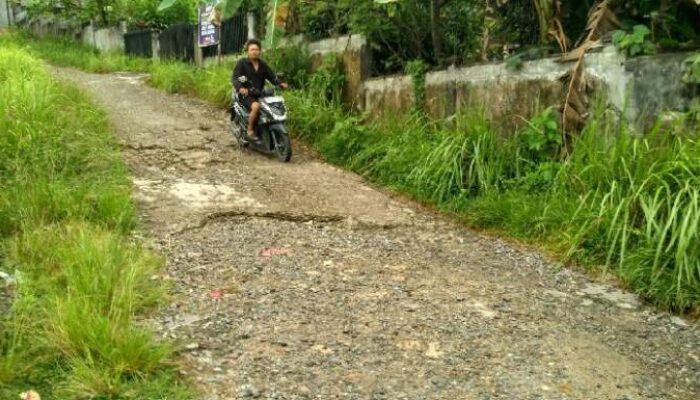 Udah Mau Pileg, Jalan Pintas Talang Jawa – Air Gading Belum Juga Diperbaiki, Emak-emak Paling Sering Tergelincir