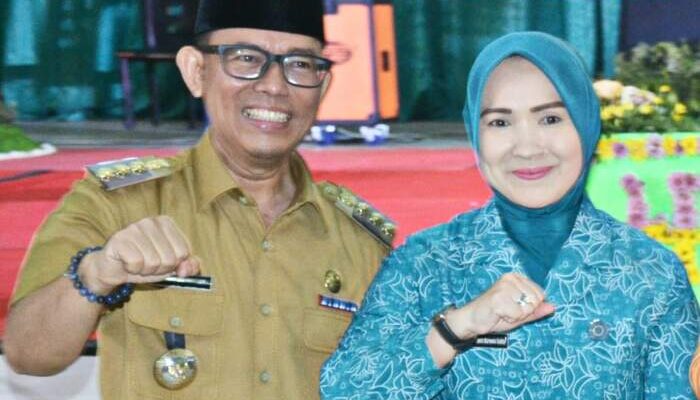 Pj Bupati OKU dan Istri Nyoblos di TPS 015 Sukaraya