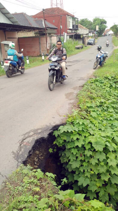 jalan rusak di kota baturaja