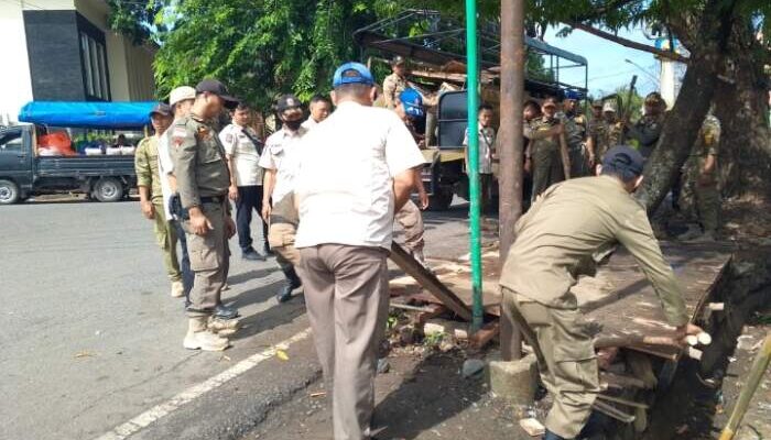 Lapak Buah di Perempatan Kejaksaan Baturaja Digaruk Satpol PP