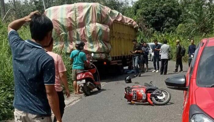 Dump Truk Sambar Pemotor di Jalan Raya Baturaja – Muara Dua