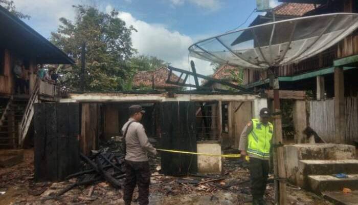 Diduga Korsleting Listrik, Rumah Habis Terbakar, Pemilik Rumah Bengong