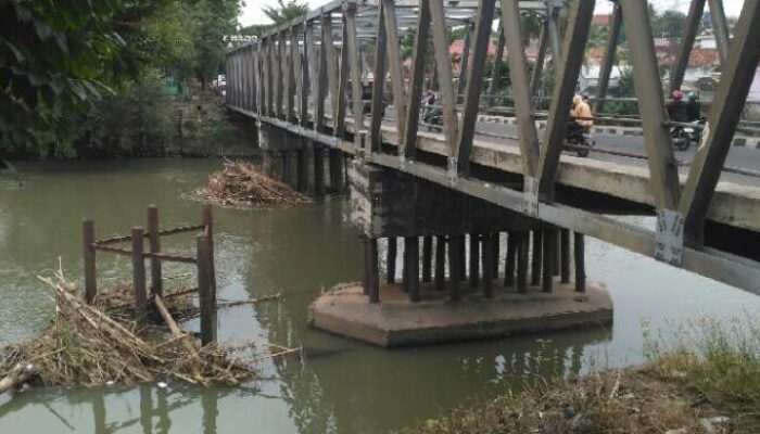 Sampah Bambu Bertumpuk, Berkah Bagi Pencari Ikan