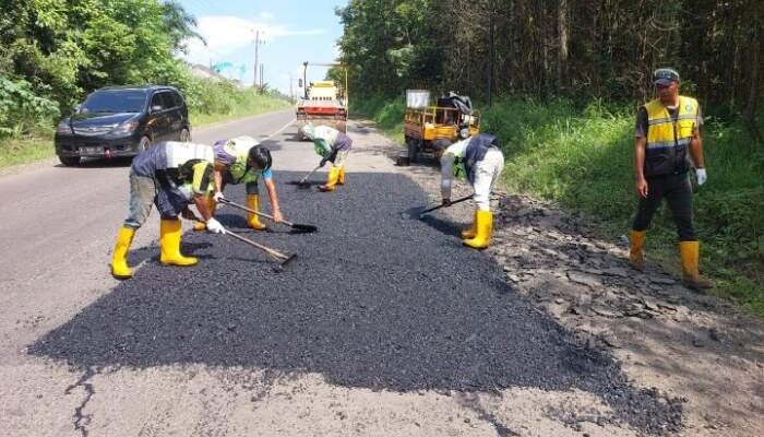 Jalan Lintas Diperbaiki, Pemudik Nyaman Melintas di OKU