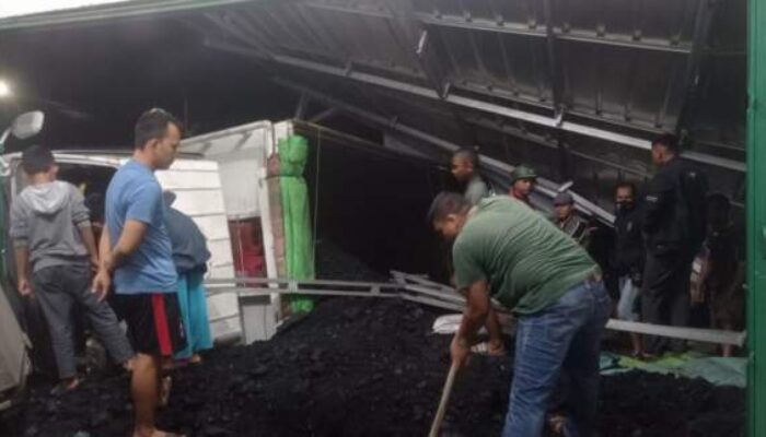 Truk Batubara Bikin Perkara, Seruduk Warung di Simpang Ganesa