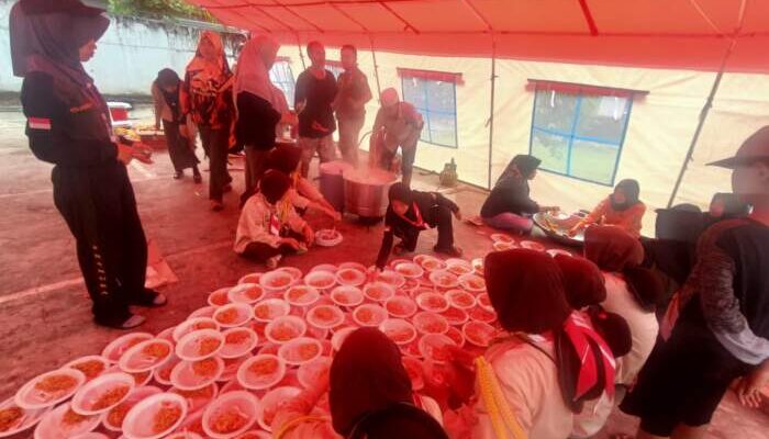 Ratusan Mie Instan Dimasak untuk Korban Banjir