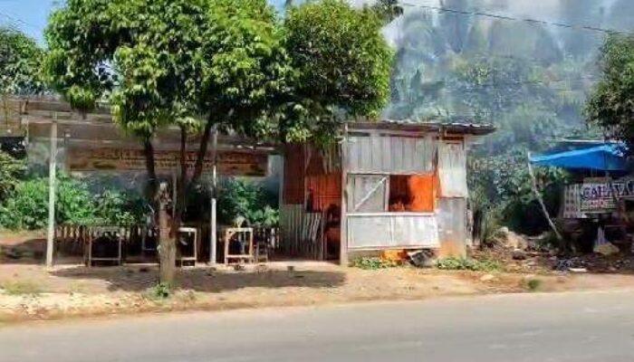 Tabung Gas Bocor, Warung Pecel Lele Nyaris Rata