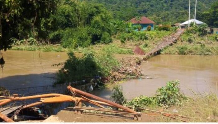 Butuh Perahu Karet untuk Penyeberangan Warga Desa Pusar