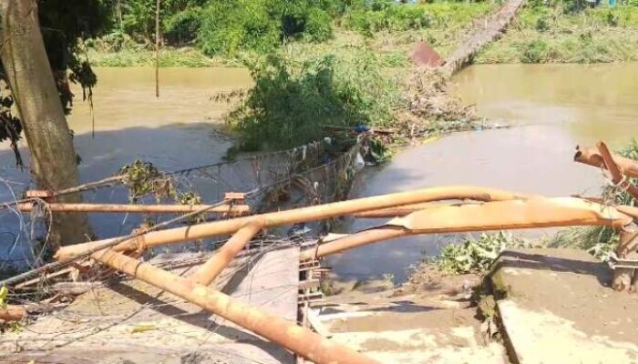 Bikin Ponton Penyebrangan Sungai, Warga Desa Pusar Pakai Ini Untuk Sementara 