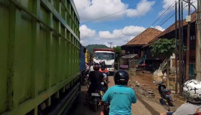 Banjir Berlalu, Lalulintas Kendaraan di Lintas Batukuning Macet