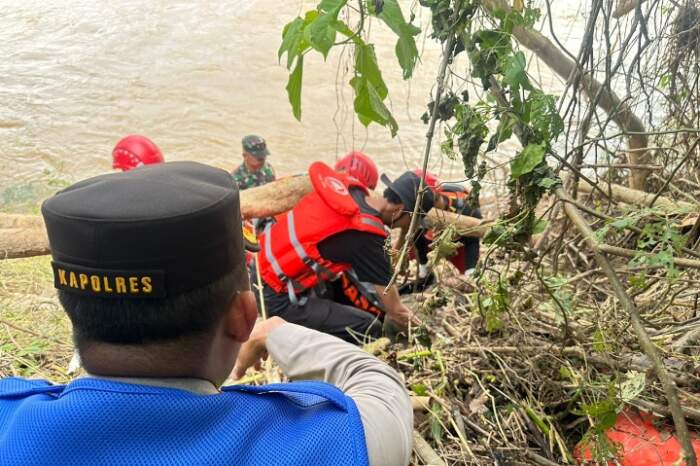 Penemuan korban banjir di Desa Batang Hari, Kabupaten OKU. 