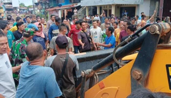 Korban Banjir Ngamuk, Warga Ulak Padan Blokade Jalan Lintas