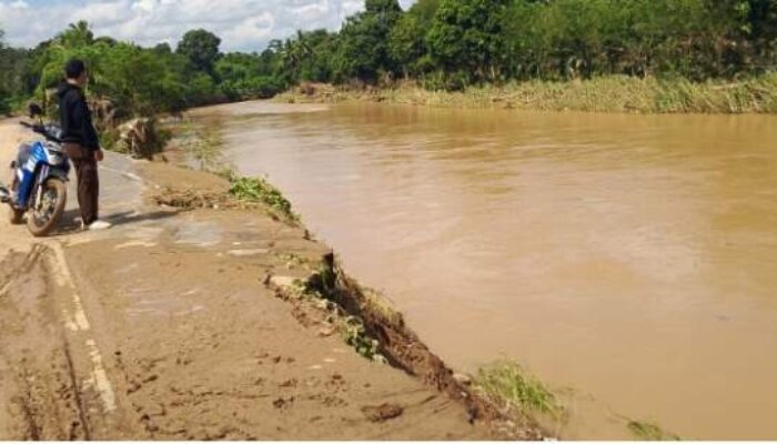 Banjir Perparah Jalan Lintas Desa Pusar