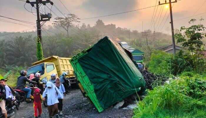 Fuso Batubara Terguling di Cor Beton, Warga : Alhamdulillah semoga tiap hari tetunggengnyo