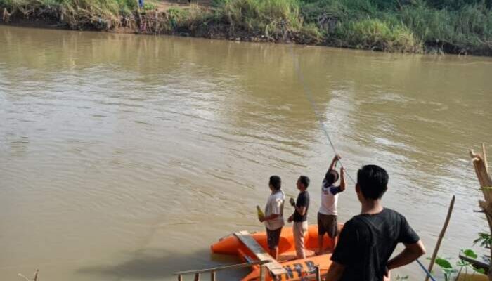 Warga Pusar Seberangi Sungai Pakai Perahu BPBD, Ponton Drum Berat