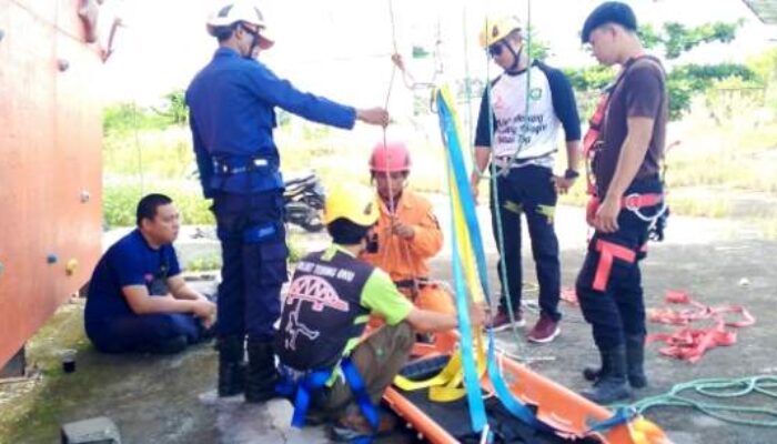 Tak Ada Gedung, Vertical Rescue Berlatih di Tower Panjat