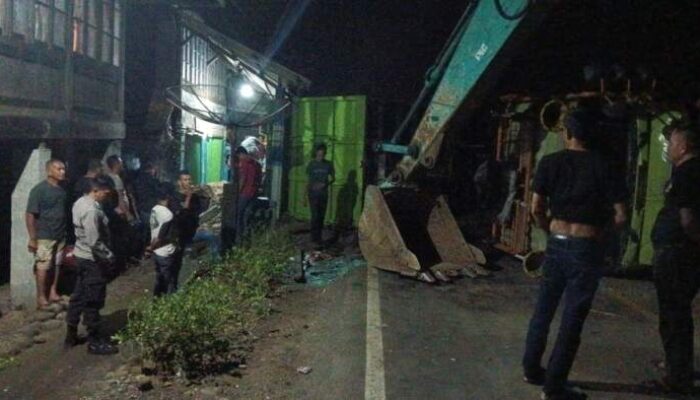 Jalan Lintas Sumatera Lumpuh Total, Fuso Batu Gunung Pemicunya