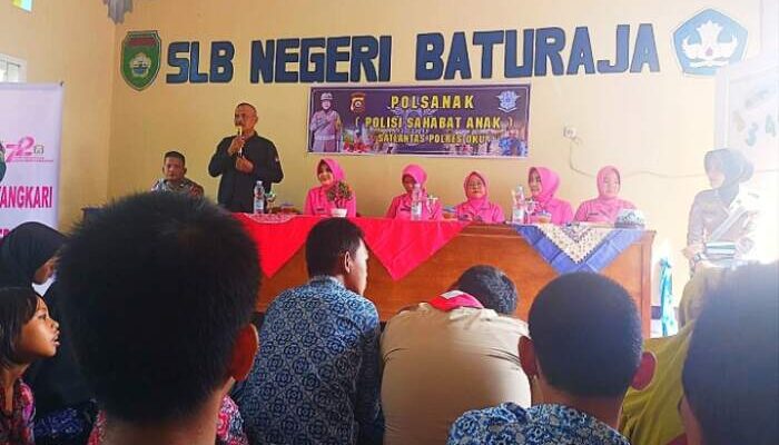 Pelajar SLB Negeri Baturaja  Belajar Berbaur dengan Polisi