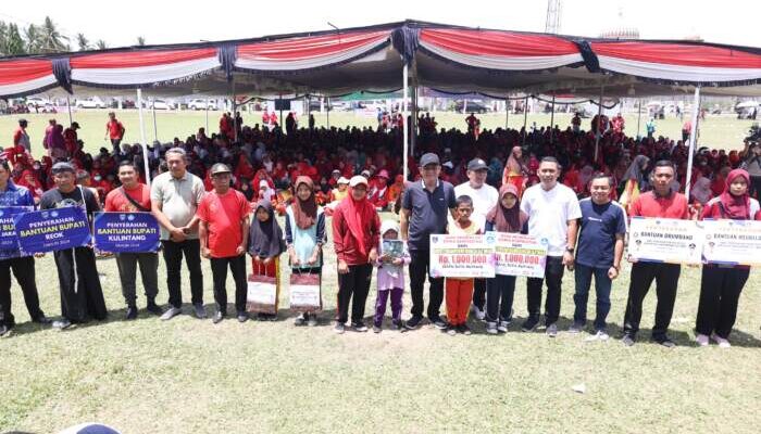 Puncak Haornas, Bupati Bagikan Ribuan Beasiswa dan Seragam Sekolah SD dan SMP