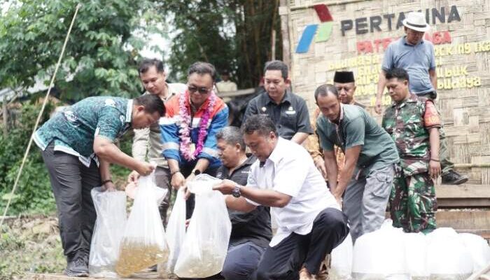 Pertamina Perkuat Ekosistem Lubuk Penyengat dengan Penebaran 150.000 Bibit Ikan Nilem